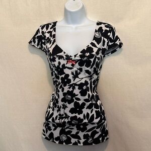 H-186 Linea Donatella Black & White Floral Short‎ Sleeve Pullover Blouse Size M